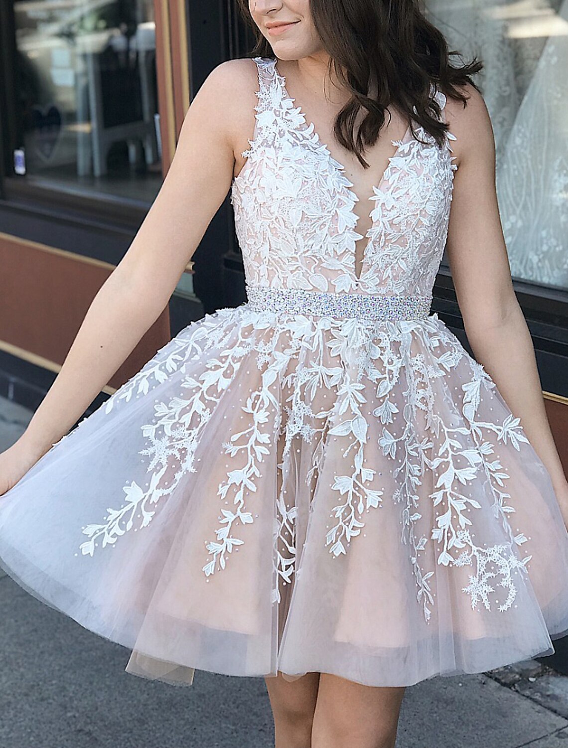 Abiti da cocktail a trapezio, abiti da festa, abiti da ballo, abiti da laurea, corti/mini, senza maniche, scollo a V, tulle, schiena a V con applicazioni di fascia/nastro